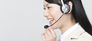 電話応対する女性のイメージ